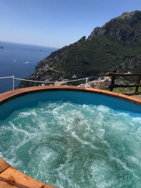 VILLA LA TAGLIATA spectacular jacuzzi hot tub amazing view and private parking garage